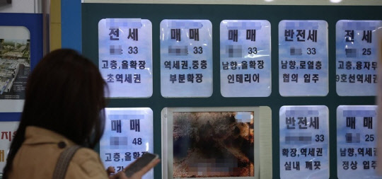 한 시민이 부동산공인중개업소 매물정보 게시판을 살펴보고 있다. <연합뉴스>